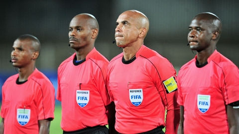 FAN ZONE: This Time Last Year,  24-30 Sept 2019 - Assistant Referee Mervyn van Wyk (far left) was responsible for controversially flagging two Amazulu goals for offside in their 2-0 loss to Kaizer Chiefs in the first round of the 2019/20 Premiership season.